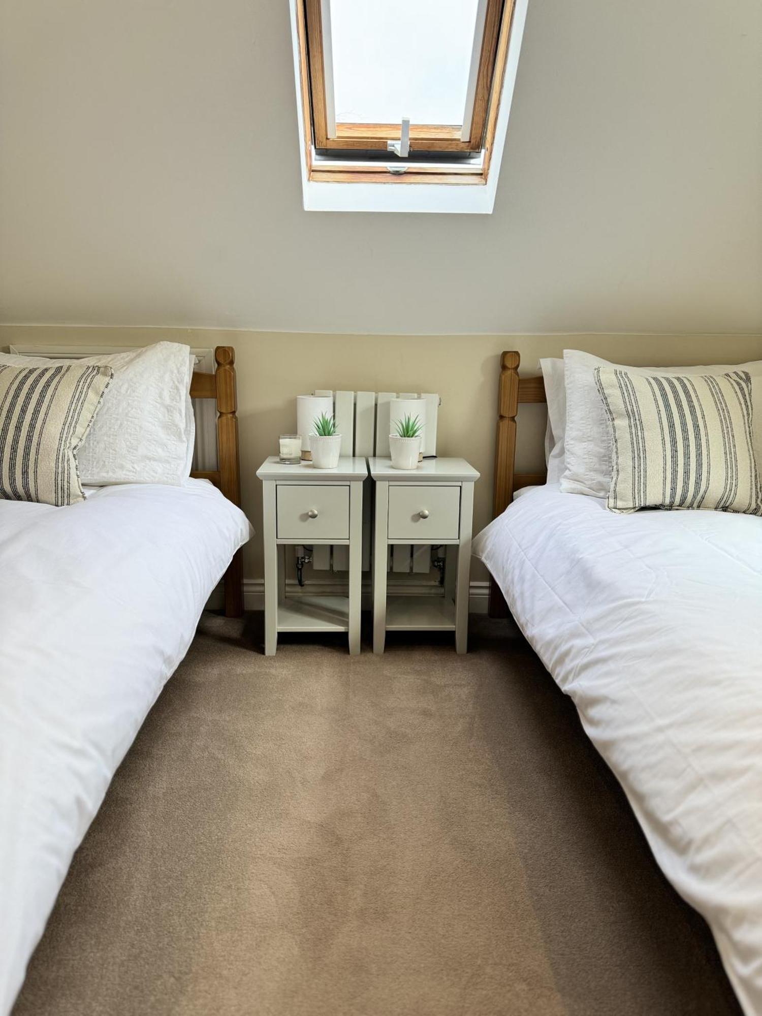 'Bramley Fall Cottage' ' On Site Ev Point - Attached Cottage,3 Separate Bedrooms -1 On Ground Level, Sleeps 6, 2 Bathrooms, Sandy Wittering Beach 8Min Drive, Rural Location, Child Friendly, Small Breed Dog Friendly, Private Parking ชิชิสเตอร์ ภายนอก รูปภาพ